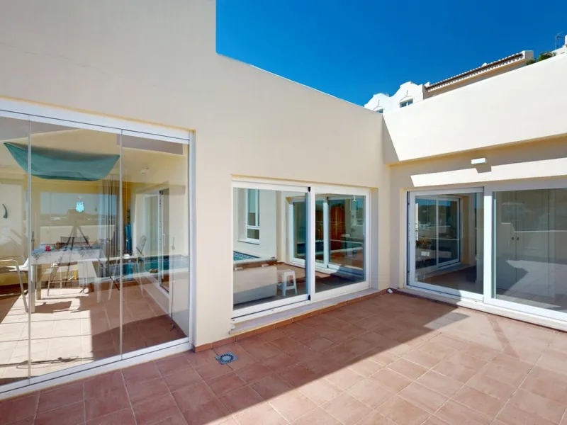 This contemporary penthouse in Mijas, Málaga, offers a harmonious blend of comfort and style. It is located directly on a golf course and offers an impressive view of the sea, so you can enjoy both the tranquillity of the green and the panorama of the coa