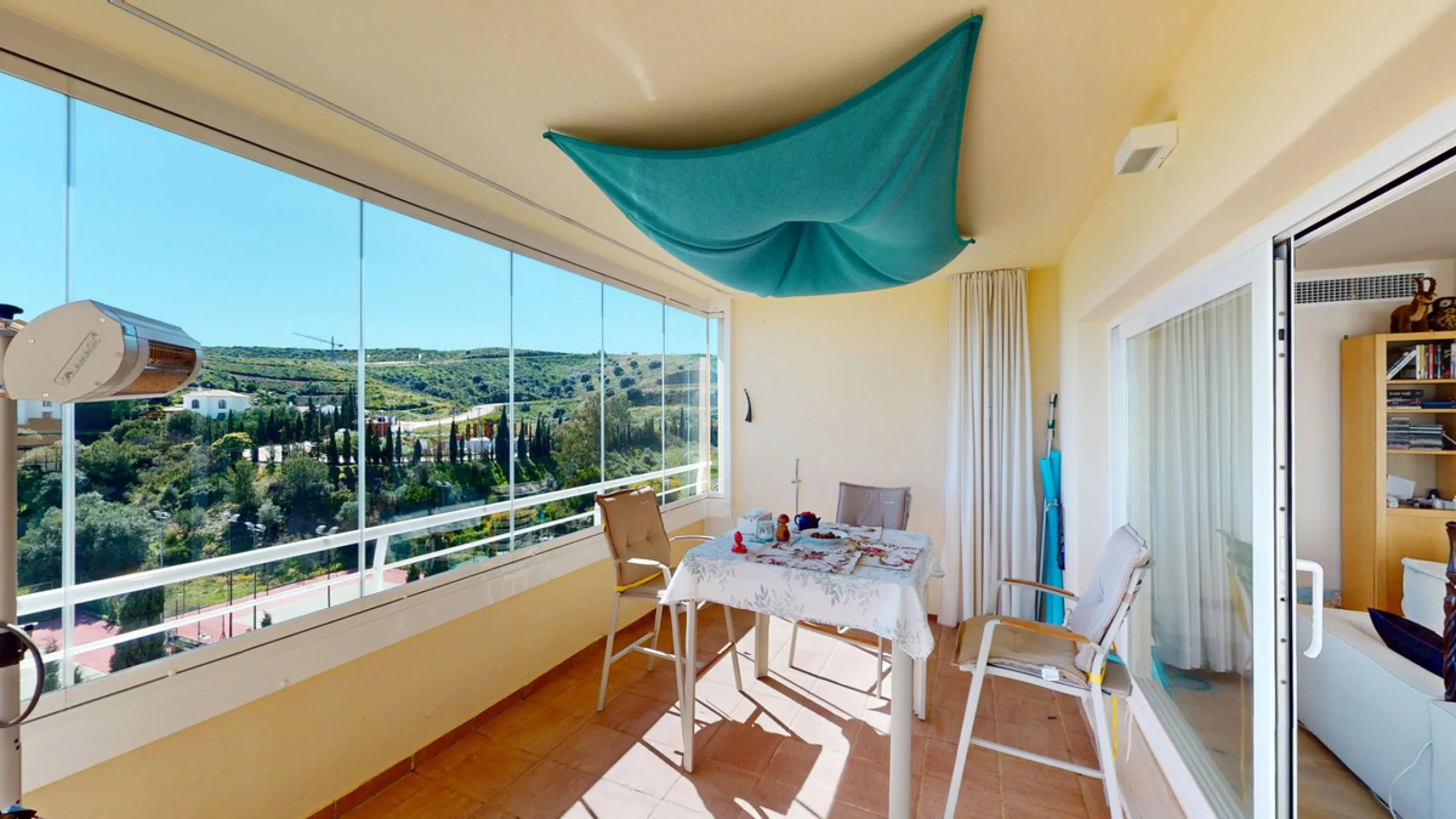 This contemporary penthouse in Mijas, Málaga, offers a harmonious blend of comfort and style. It is located directly on a golf course and offers an impressive view of the sea, so you can enjoy both the tranquillity of the green and the panorama of the coa