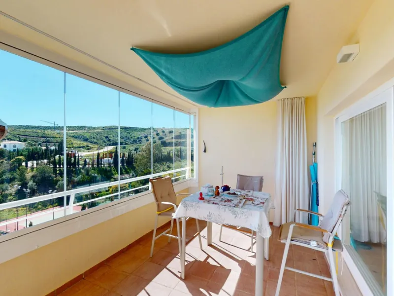 This contemporary penthouse in Mijas, Málaga, offers a harmonious blend of comfort and style. It is located directly on a golf course and offers an impressive view of the sea, so you can enjoy both the tranquillity of the green and the panorama of the coa