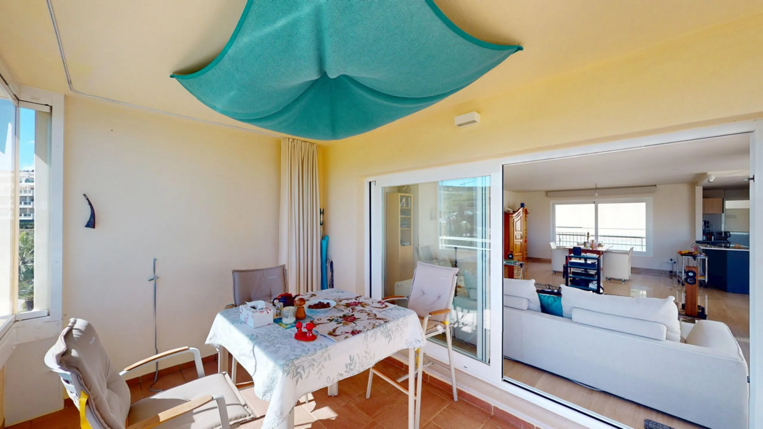 This contemporary penthouse in Mijas, Málaga, offers a harmonious blend of comfort and style. It is located directly on a golf course and offers an impressive view of the sea, so you can enjoy both the tranquillity of the green and the panorama of the coa
