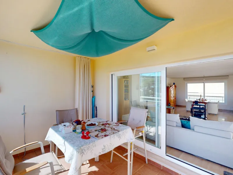 This contemporary penthouse in Mijas, Málaga, offers a harmonious blend of comfort and style. It is located directly on a golf course and offers an impressive view of the sea, so you can enjoy both the tranquillity of the green and the panorama of the coa