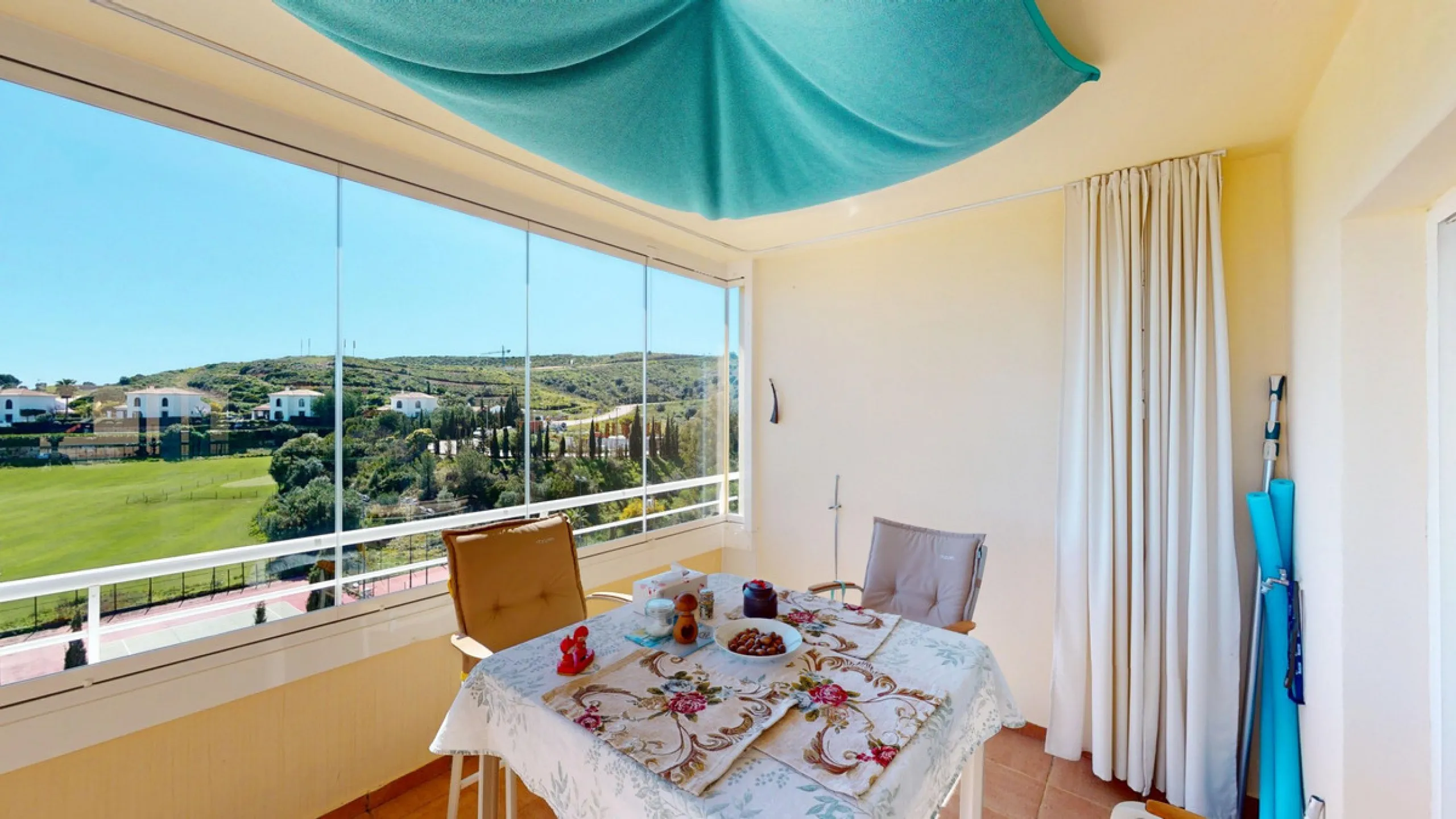 This contemporary penthouse in Mijas, Málaga, offers a harmonious blend of comfort and style. It is located directly on a golf course and offers an impressive view of the sea, so you can enjoy both the tranquillity of the green and the panorama of the coa