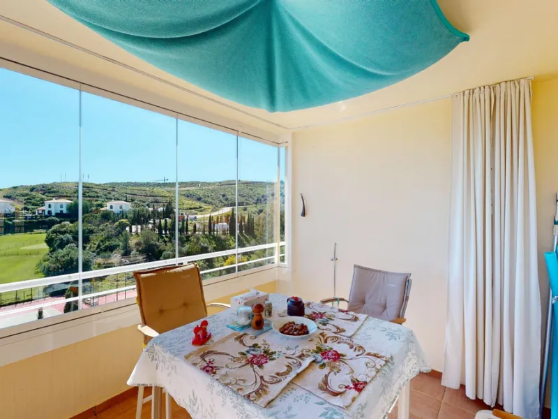This contemporary penthouse in Mijas, Málaga, offers a harmonious blend of comfort and style. It is located directly on a golf course and offers an impressive view of the sea, so you can enjoy both the tranquillity of the green and the panorama of the coa