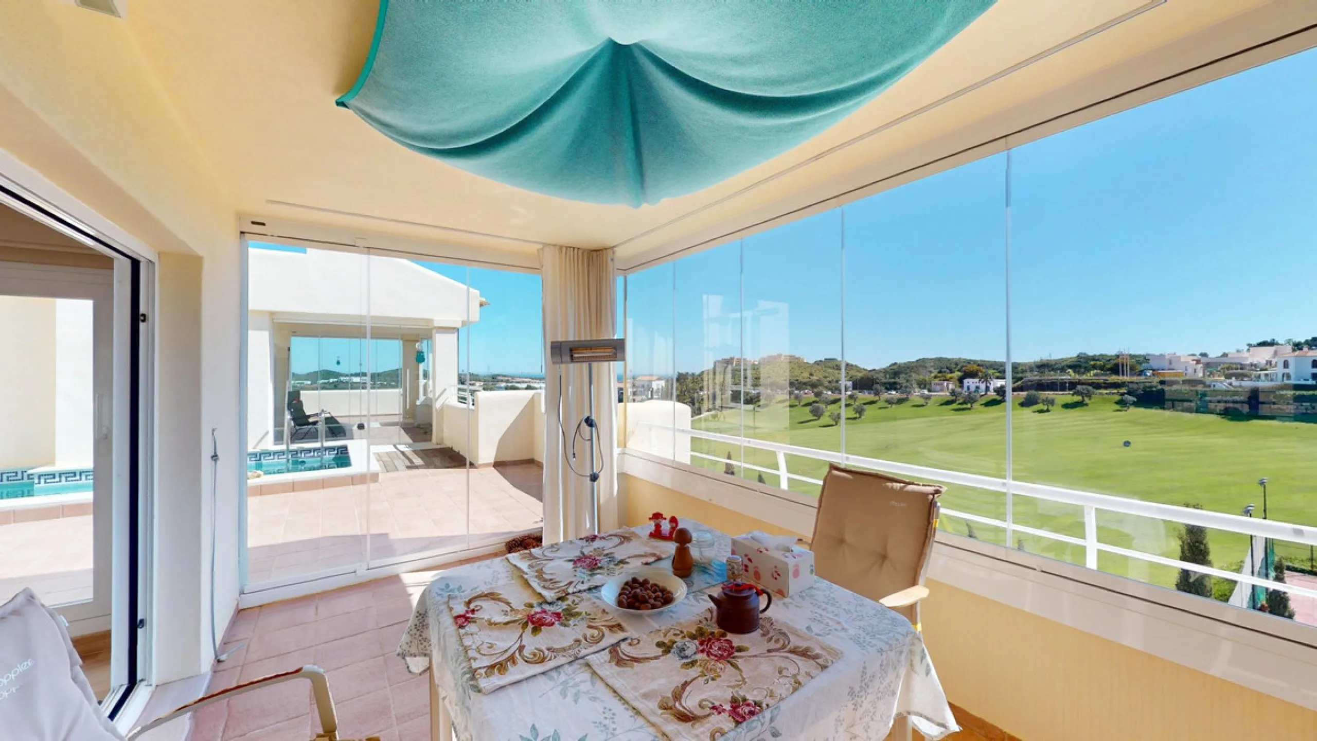 This contemporary penthouse in Mijas, Málaga, offers a harmonious blend of comfort and style. It is located directly on a golf course and offers an impressive view of the sea, so you can enjoy both the tranquillity of the green and the panorama of the coa