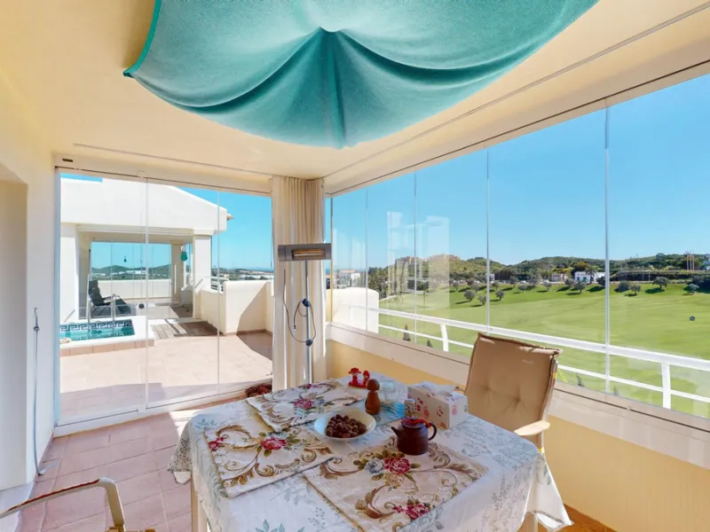 This contemporary penthouse in Mijas, Málaga, offers a harmonious blend of comfort and style. It is located directly on a golf course and offers an impressive view of the sea, so you can enjoy both the tranquillity of the green and the panorama of the coa