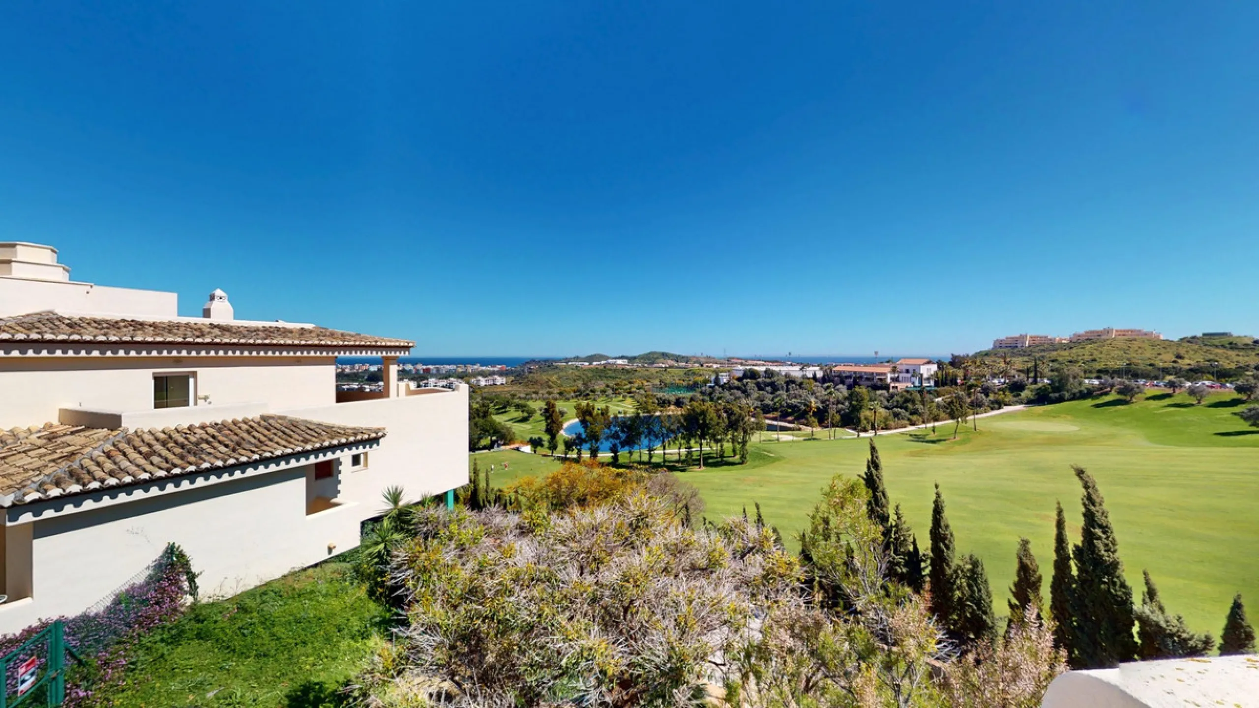 This contemporary penthouse in Mijas, Málaga, offers a harmonious blend of comfort and style. It is located directly on a golf course and offers an impressive view of the sea, so you can enjoy both the tranquillity of the green and the panorama of the coa