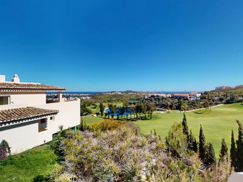This contemporary penthouse in Mijas, Málaga, offers a harmonious blend of comfort and style. It is located directly on a golf course and offers an impressive view of the sea, so you can enjoy both the tranquillity of the green and the panorama of the coa