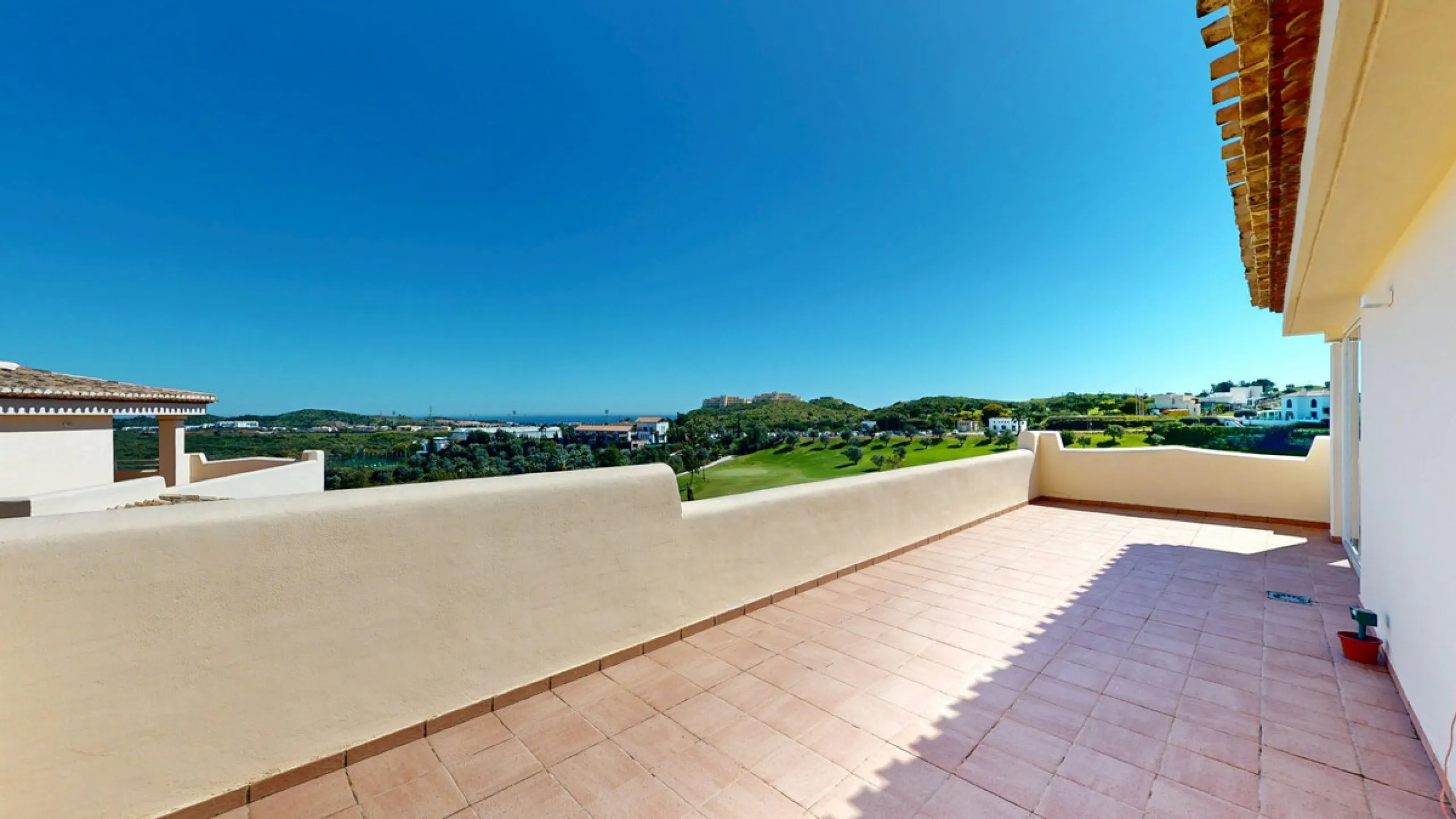 This contemporary penthouse in Mijas, Málaga, offers a harmonious blend of comfort and style. It is located directly on a golf course and offers an impressive view of the sea, so you can enjoy both the tranquillity of the green and the panorama of the coa