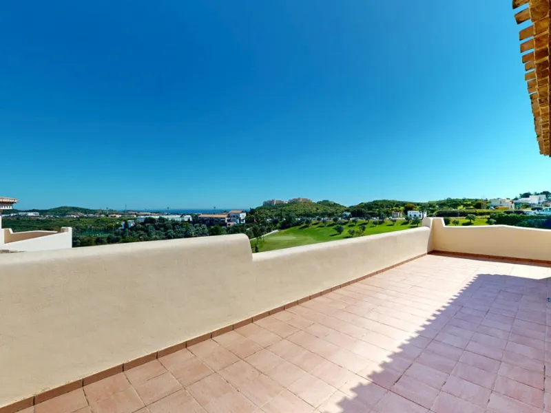 This contemporary penthouse in Mijas, Málaga, offers a harmonious blend of comfort and style. It is located directly on a golf course and offers an impressive view of the sea, so you can enjoy both the tranquillity of the green and the panorama of the coa