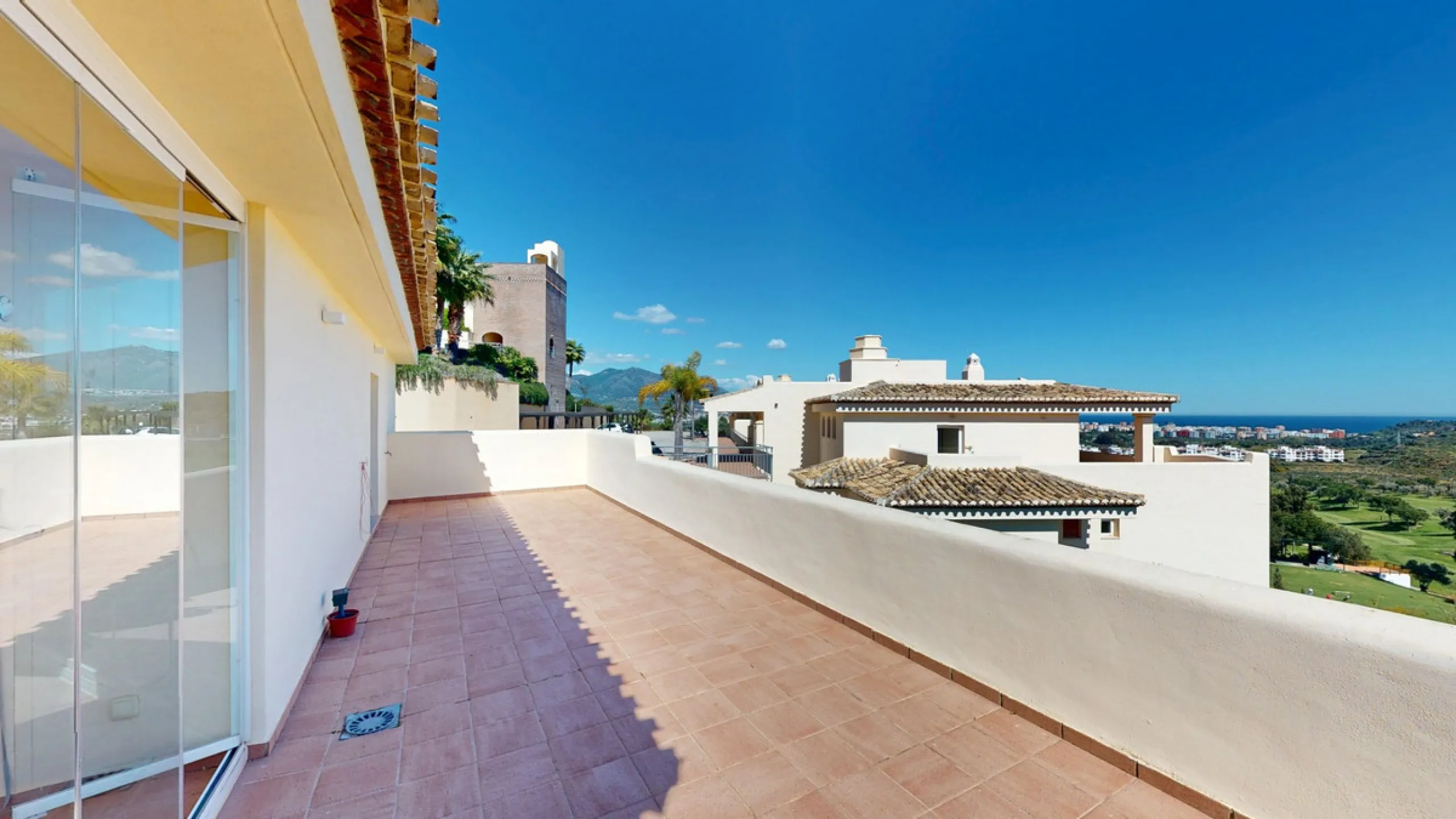 This contemporary penthouse in Mijas, Málaga, offers a harmonious blend of comfort and style. It is located directly on a golf course and offers an impressive view of the sea, so you can enjoy both the tranquillity of the green and the panorama of the coa