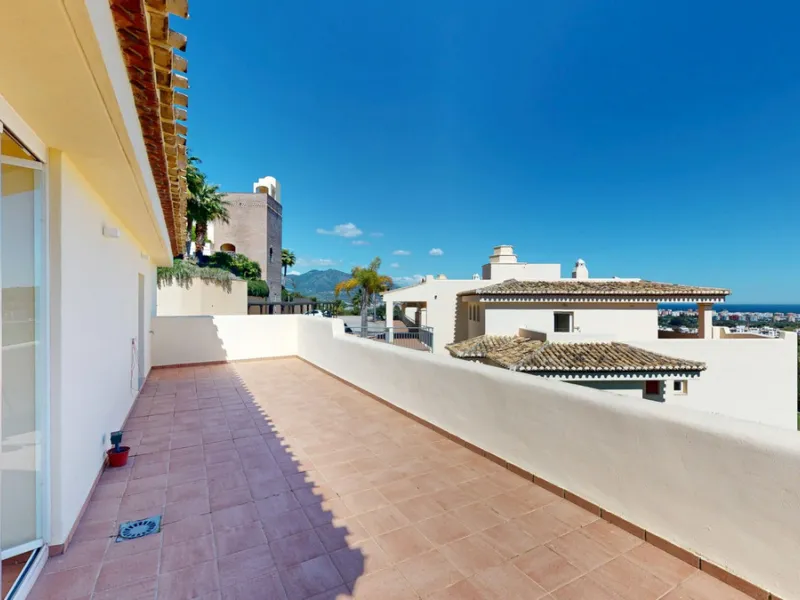This contemporary penthouse in Mijas, Málaga, offers a harmonious blend of comfort and style. It is located directly on a golf course and offers an impressive view of the sea, so you can enjoy both the tranquillity of the green and the panorama of the coa