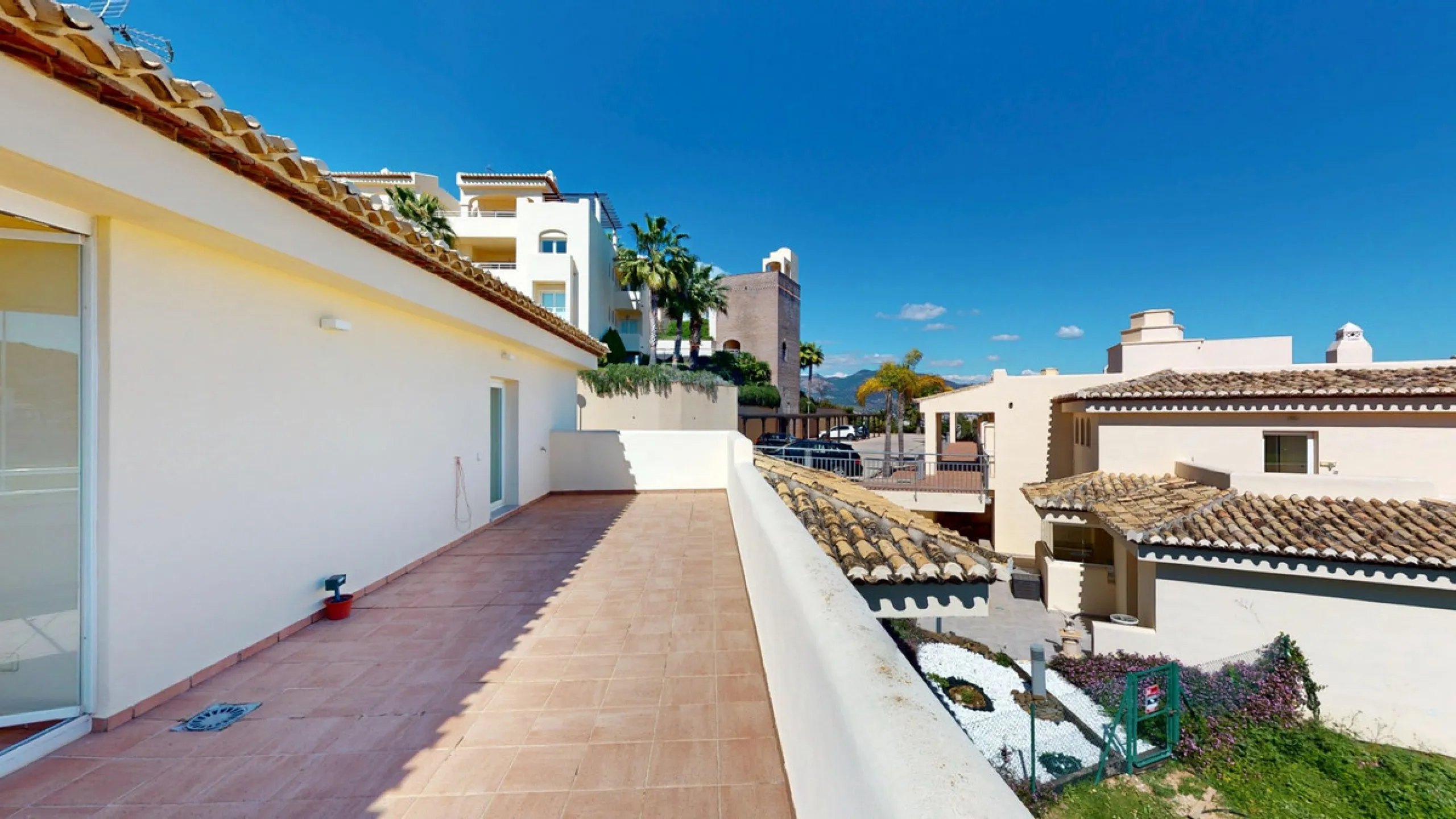 This contemporary penthouse in Mijas, Málaga, offers a harmonious blend of comfort and style. It is located directly on a golf course and offers an impressive view of the sea, so you can enjoy both the tranquillity of the green and the panorama of the coa