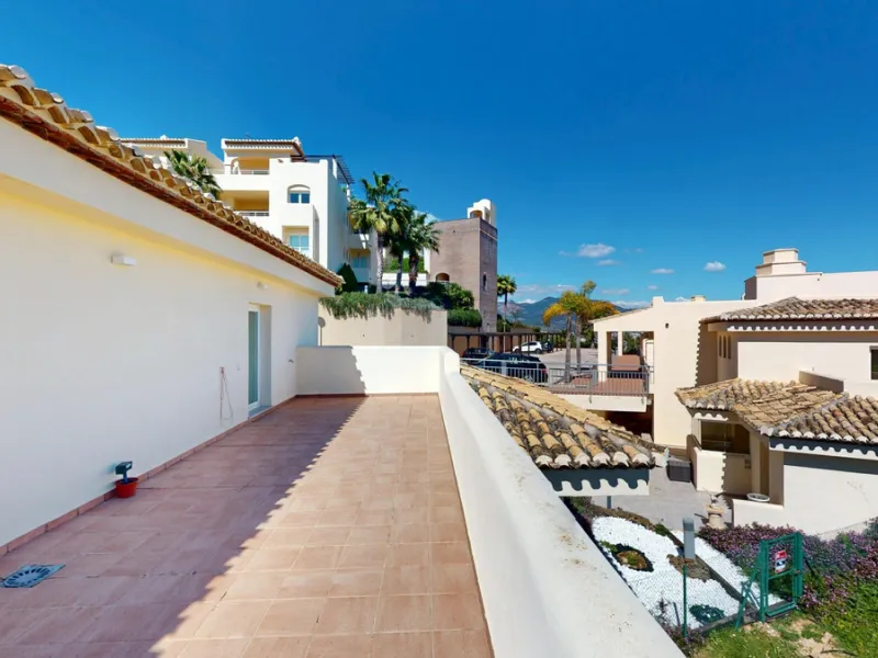 This contemporary penthouse in Mijas, Málaga, offers a harmonious blend of comfort and style. It is located directly on a golf course and offers an impressive view of the sea, so you can enjoy both the tranquillity of the green and the panorama of the coa