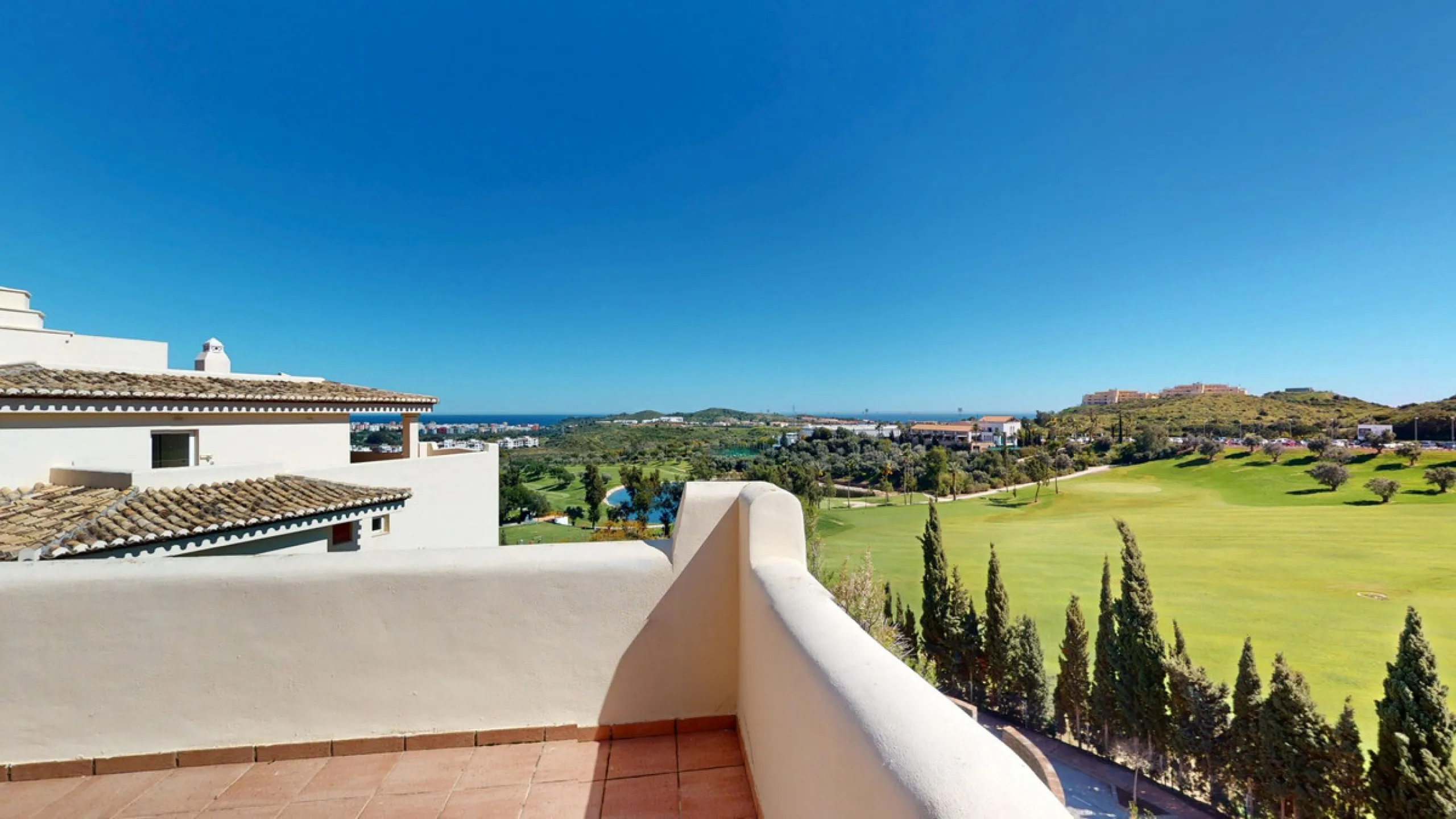 This contemporary penthouse in Mijas, Málaga, offers a harmonious blend of comfort and style. It is located directly on a golf course and offers an impressive view of the sea, so you can enjoy both the tranquillity of the green and the panorama of the coa