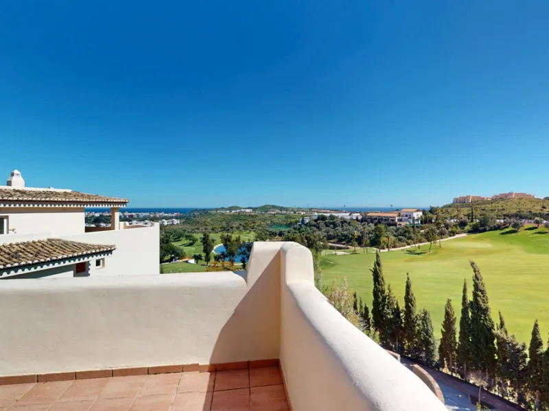This contemporary penthouse in Mijas, Málaga, offers a harmonious blend of comfort and style. It is located directly on a golf course and offers an impressive view of the sea, so you can enjoy both the tranquillity of the green and the panorama of the coa