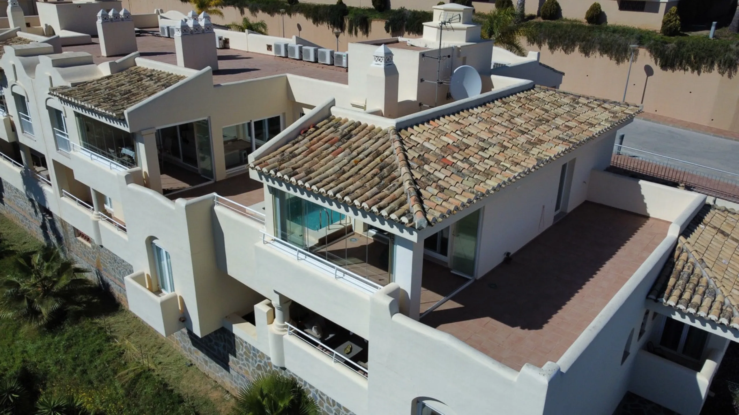 This contemporary penthouse in Mijas, Málaga, offers a harmonious blend of comfort and style. It is located directly on a golf course and offers an impressive view of the sea, so you can enjoy both the tranquillity of the green and the panorama of the coa