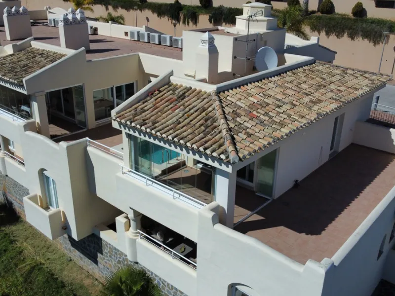 This contemporary penthouse in Mijas, Málaga, offers a harmonious blend of comfort and style. It is located directly on a golf course and offers an impressive view of the sea, so you can enjoy both the tranquillity of the green and the panorama of the coa