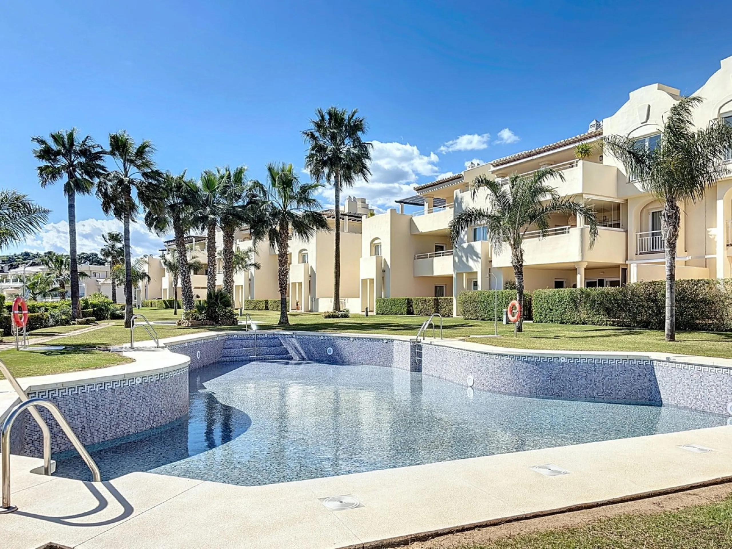 This contemporary penthouse in Mijas, Málaga, offers a harmonious blend of comfort and style. It is located directly on a golf course and offers an impressive view of the sea, so you can enjoy both the tranquillity of the green and the panorama of the coa