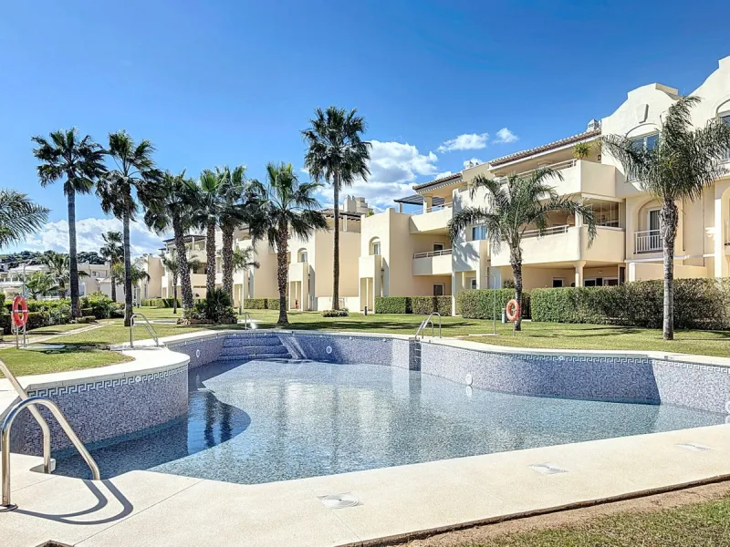 This contemporary penthouse in Mijas, Málaga, offers a harmonious blend of comfort and style. It is located directly on a golf course and offers an impressive view of the sea, so you can enjoy both the tranquillity of the green and the panorama of the coa