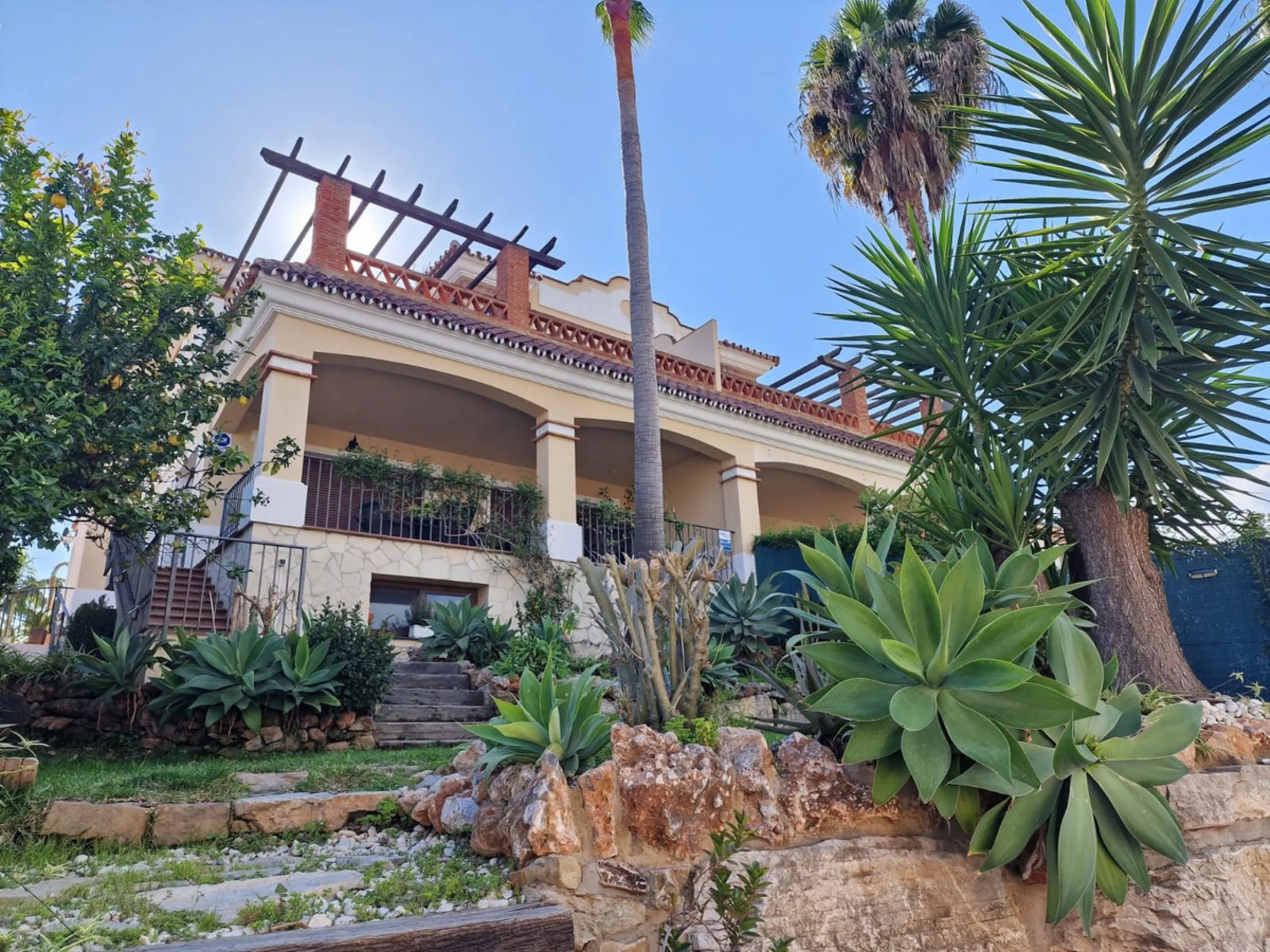 Semi-detached villa in the center of Marbella.