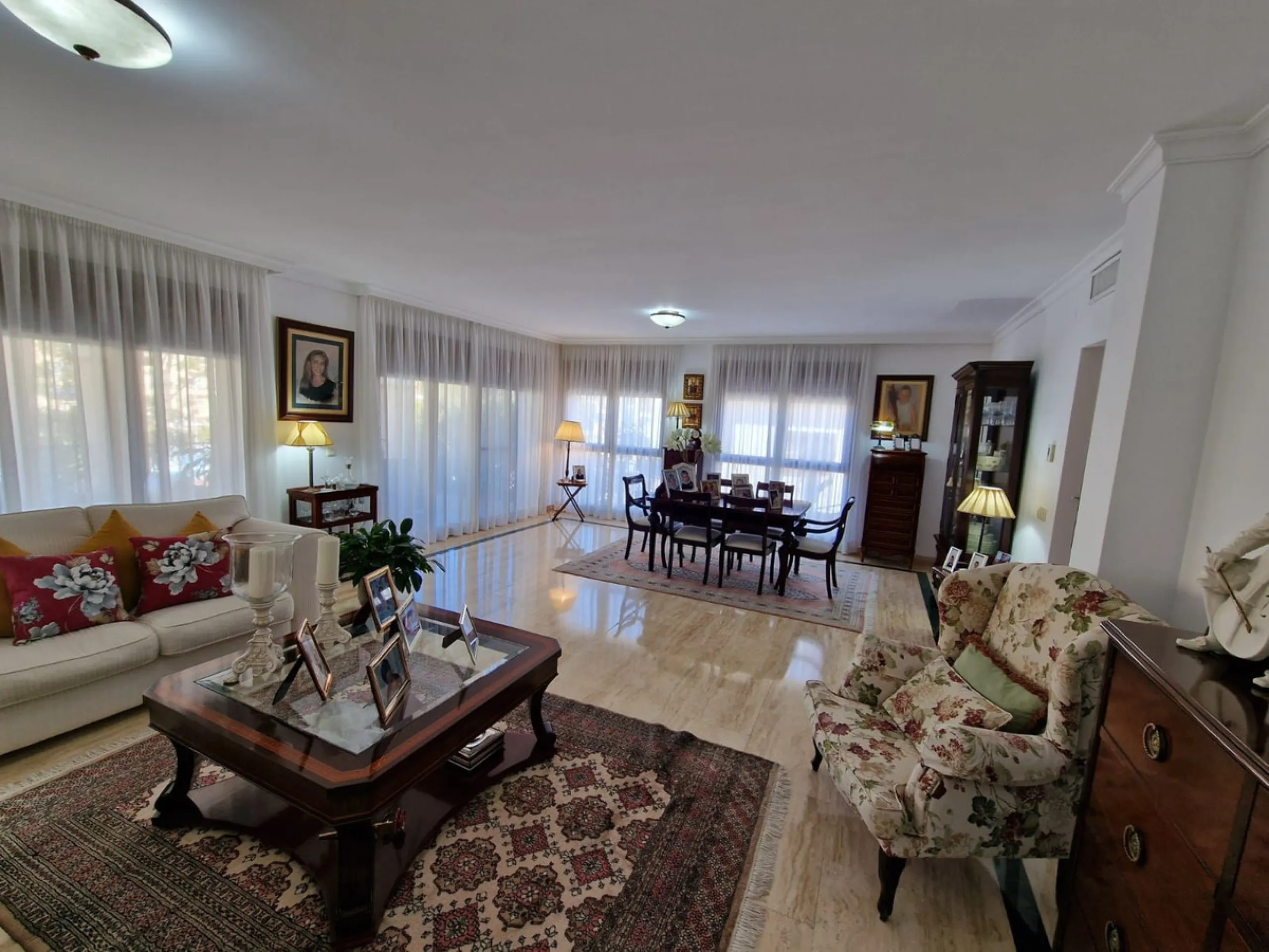 Semi-detached villa in the center of Marbella.