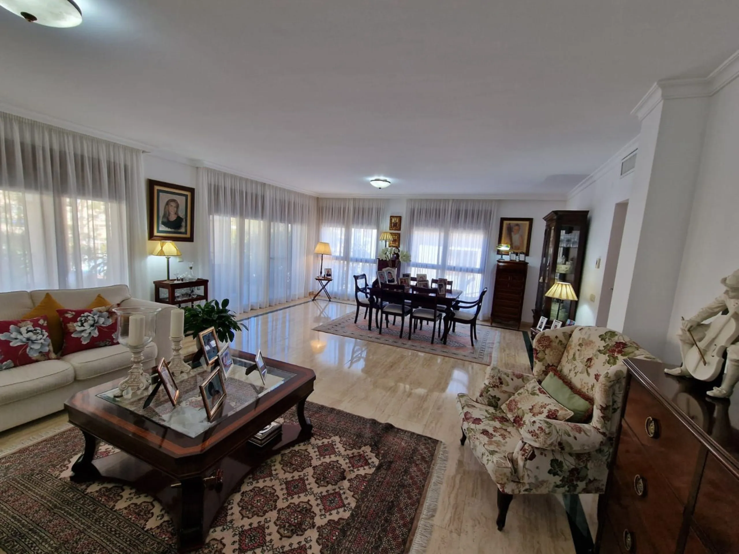 Semi-detached villa in the center of Marbella.