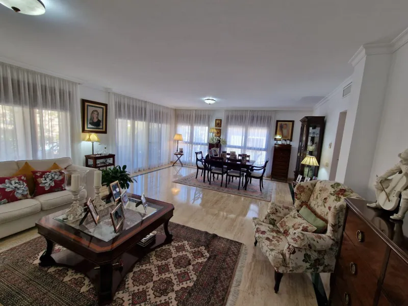 Semi-detached villa in the center of Marbella.