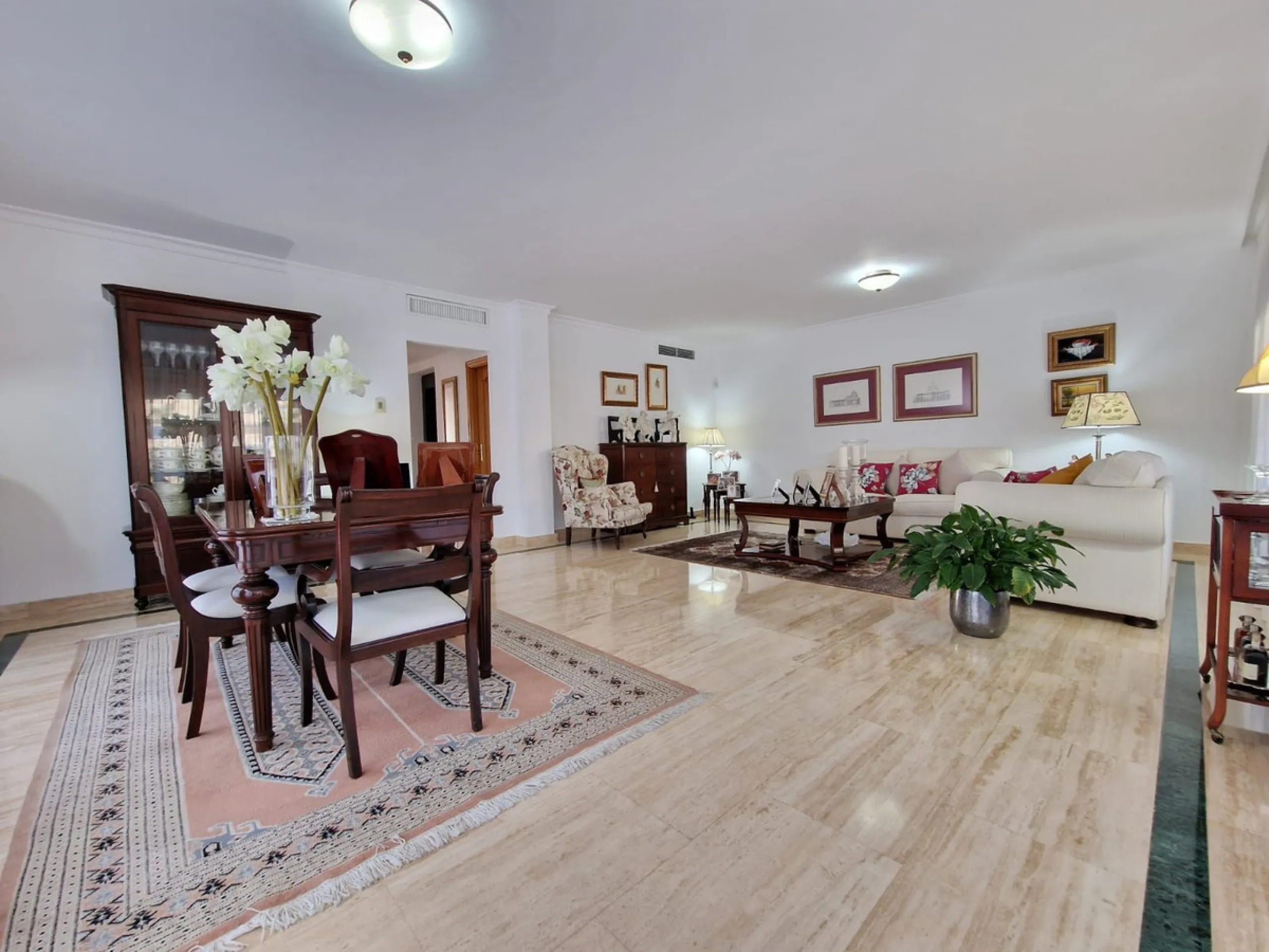 Semi-detached villa in the center of Marbella.