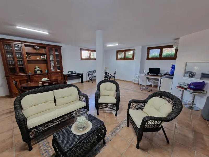 Semi-detached villa in the center of Marbella.