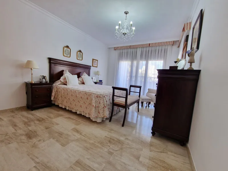 Semi-detached villa in the center of Marbella.