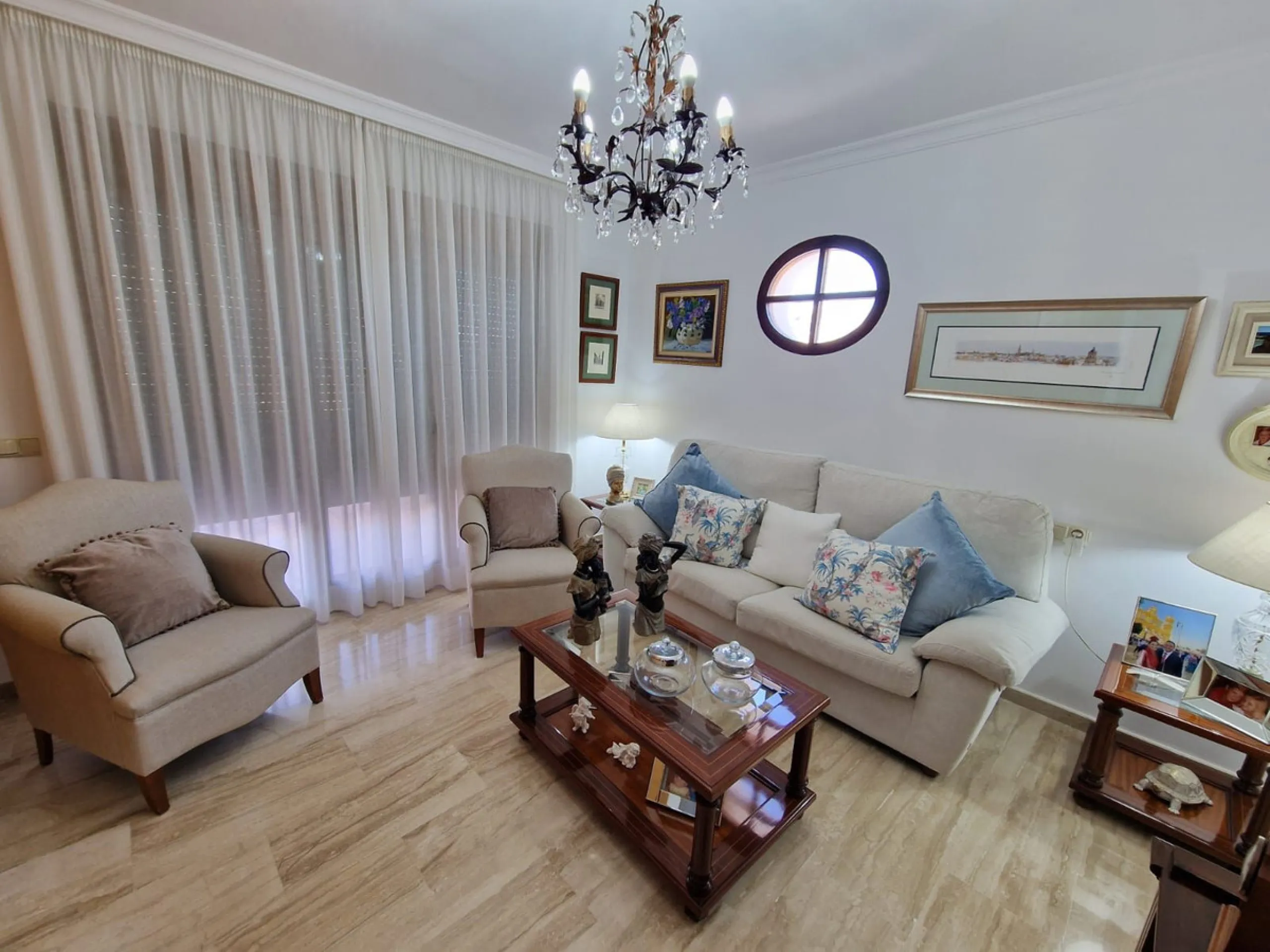 Semi-detached villa in the center of Marbella.