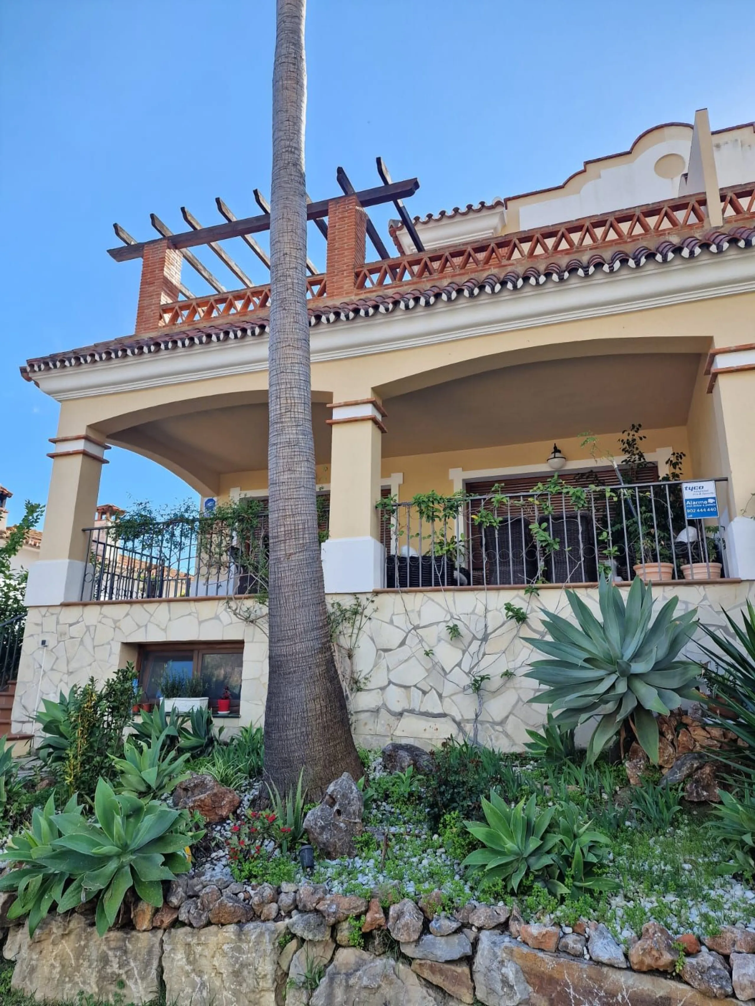 Semi-detached villa in the center of Marbella.