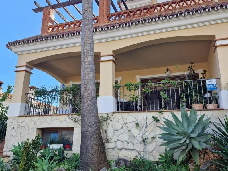 Semi-detached villa in the center of Marbella.