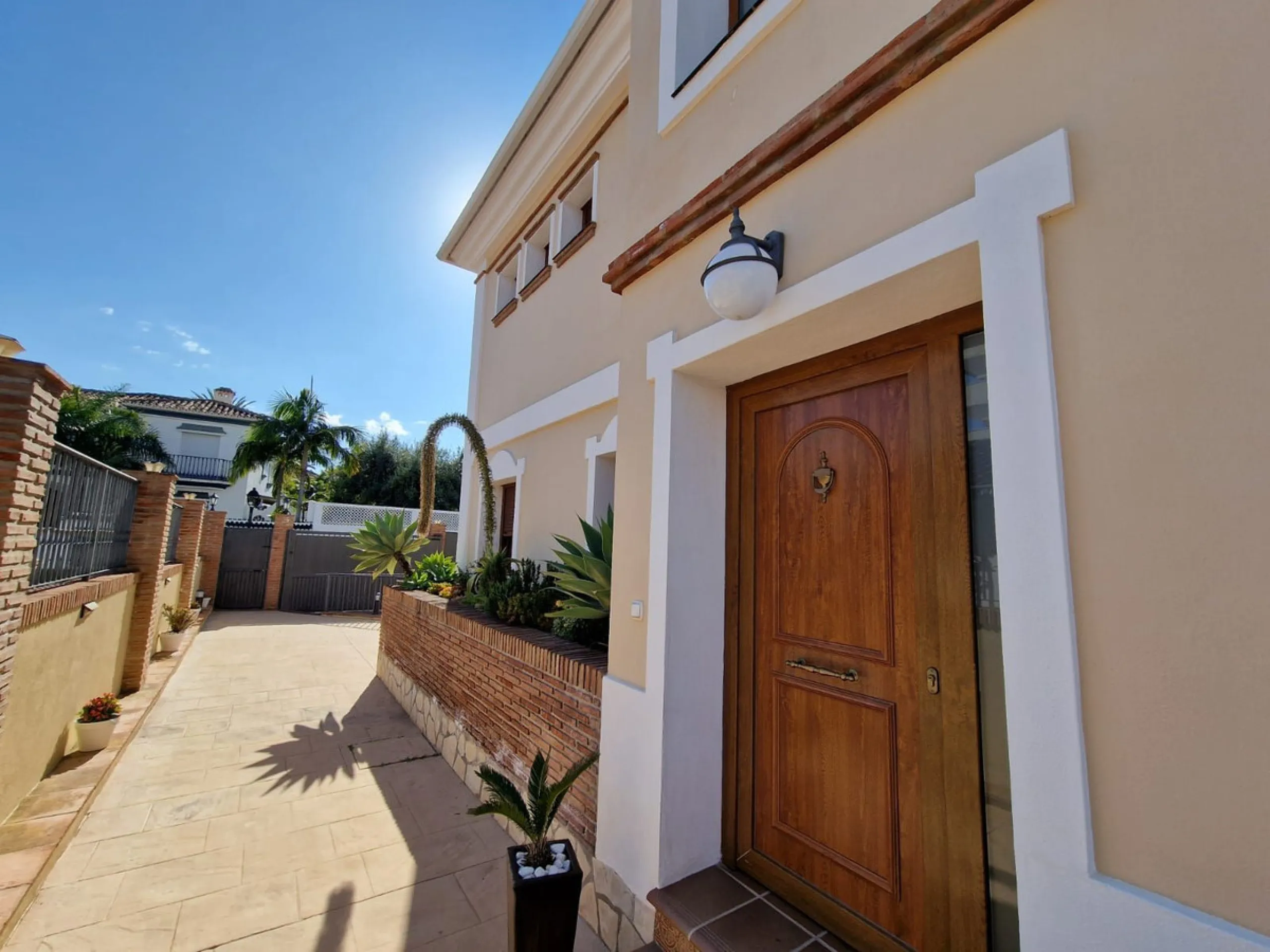Semi-detached villa in the center of Marbella.