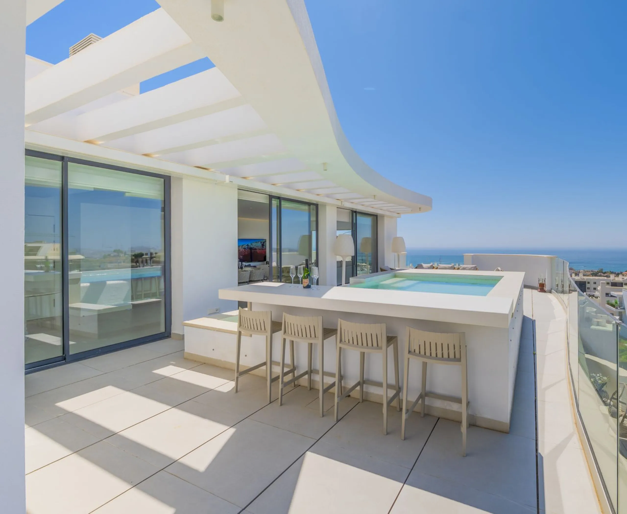 We present this incredible penthouse/sky villa located in the luxurious Higuerón West 217 complex of Higuerón Resort, overlooking the entire Fuengirola coast.