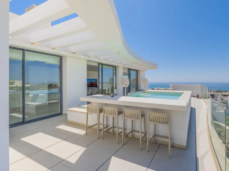 We present this incredible penthouse/sky villa located in the luxurious Higuerón West 217 complex of Higuerón Resort, overlooking the entire Fuengirola coast.