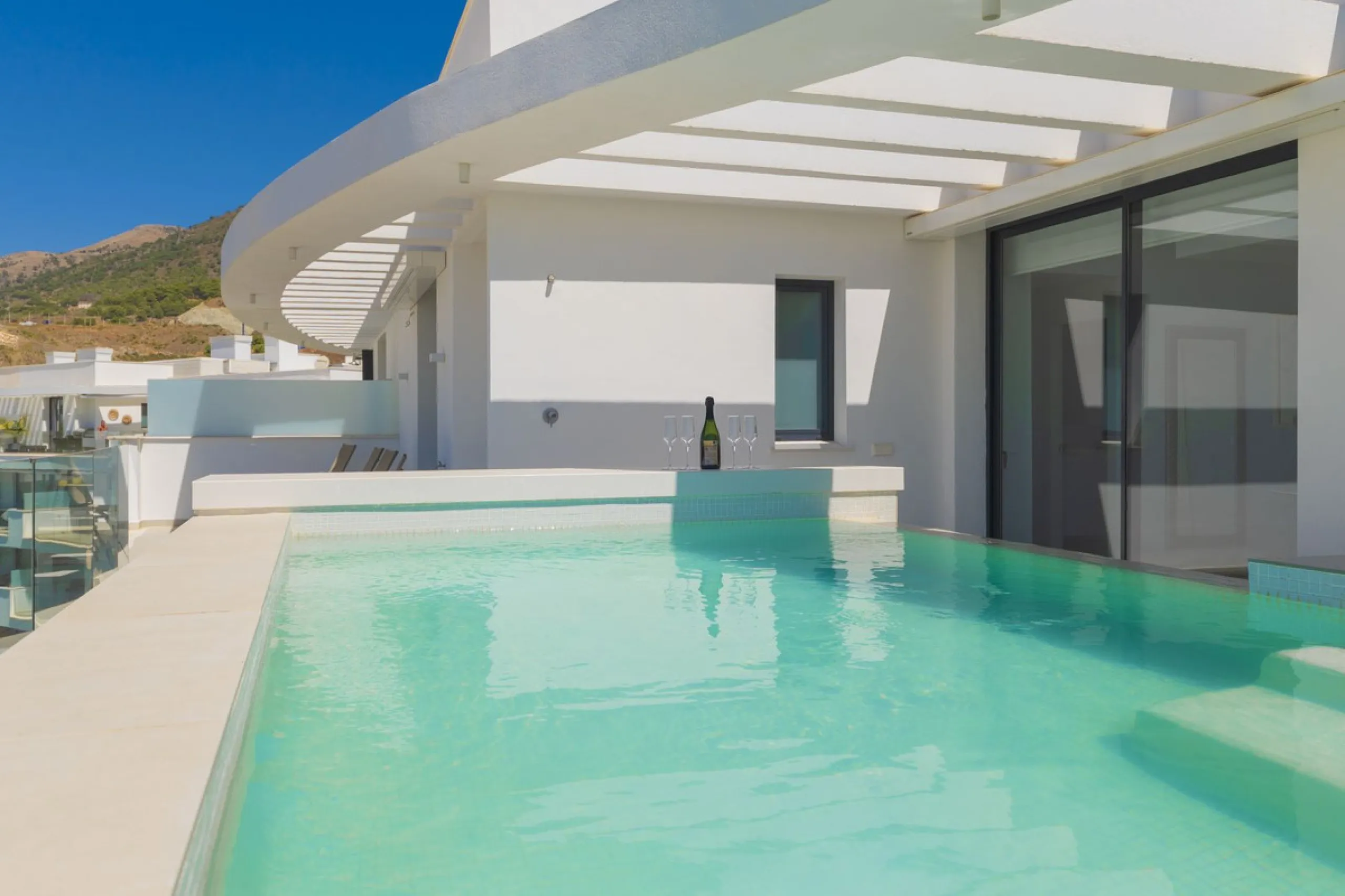 We present this incredible penthouse/sky villa located in the luxurious Higuerón West 217 complex of Higuerón Resort, overlooking the entire Fuengirola coast.