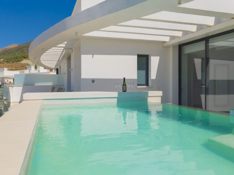 We present this incredible penthouse/sky villa located in the luxurious Higuerón West 217 complex of Higuerón Resort, overlooking the entire Fuengirola coast.