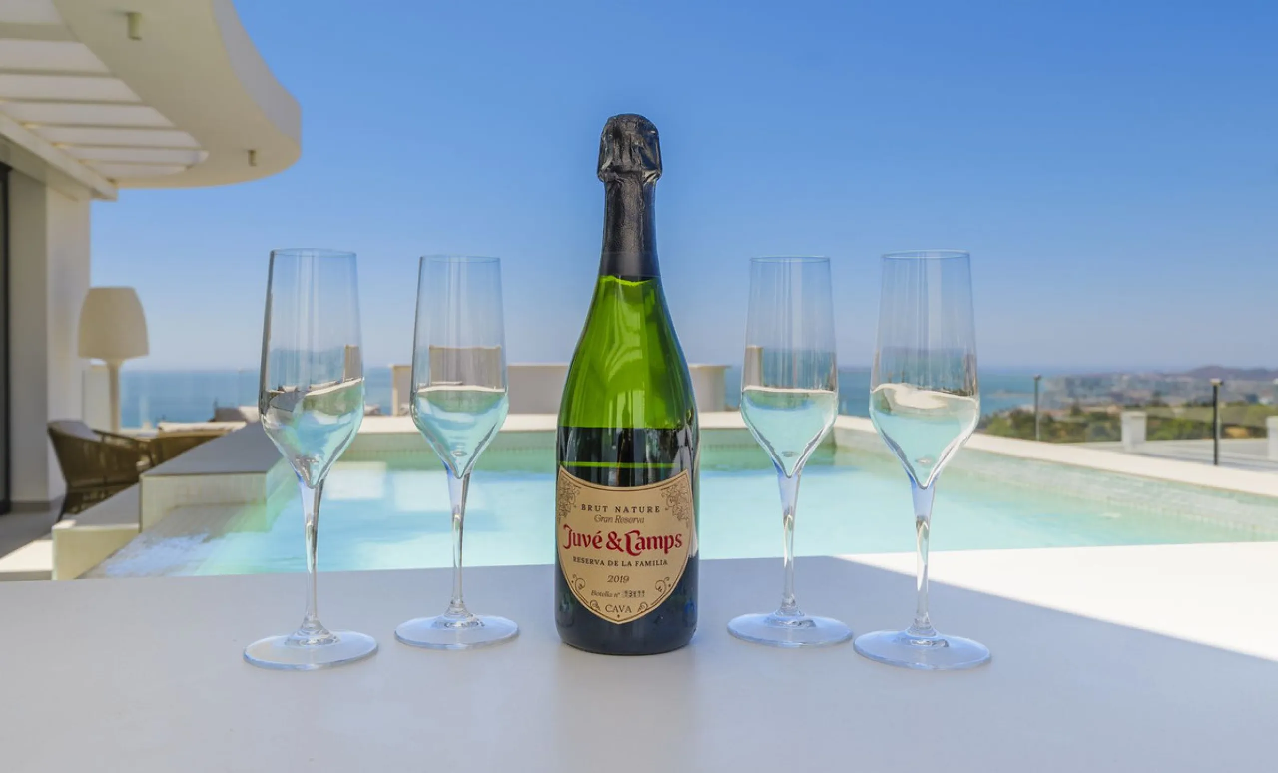 We present this incredible penthouse/sky villa located in the luxurious Higuerón West 217 complex of Higuerón Resort, overlooking the entire Fuengirola coast.