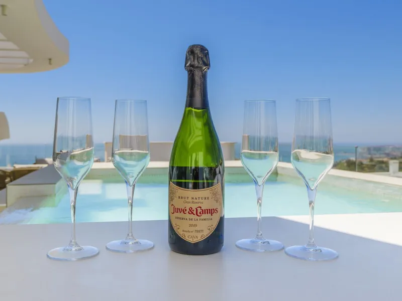 We present this incredible penthouse/sky villa located in the luxurious Higuerón West 217 complex of Higuerón Resort, overlooking the entire Fuengirola coast.