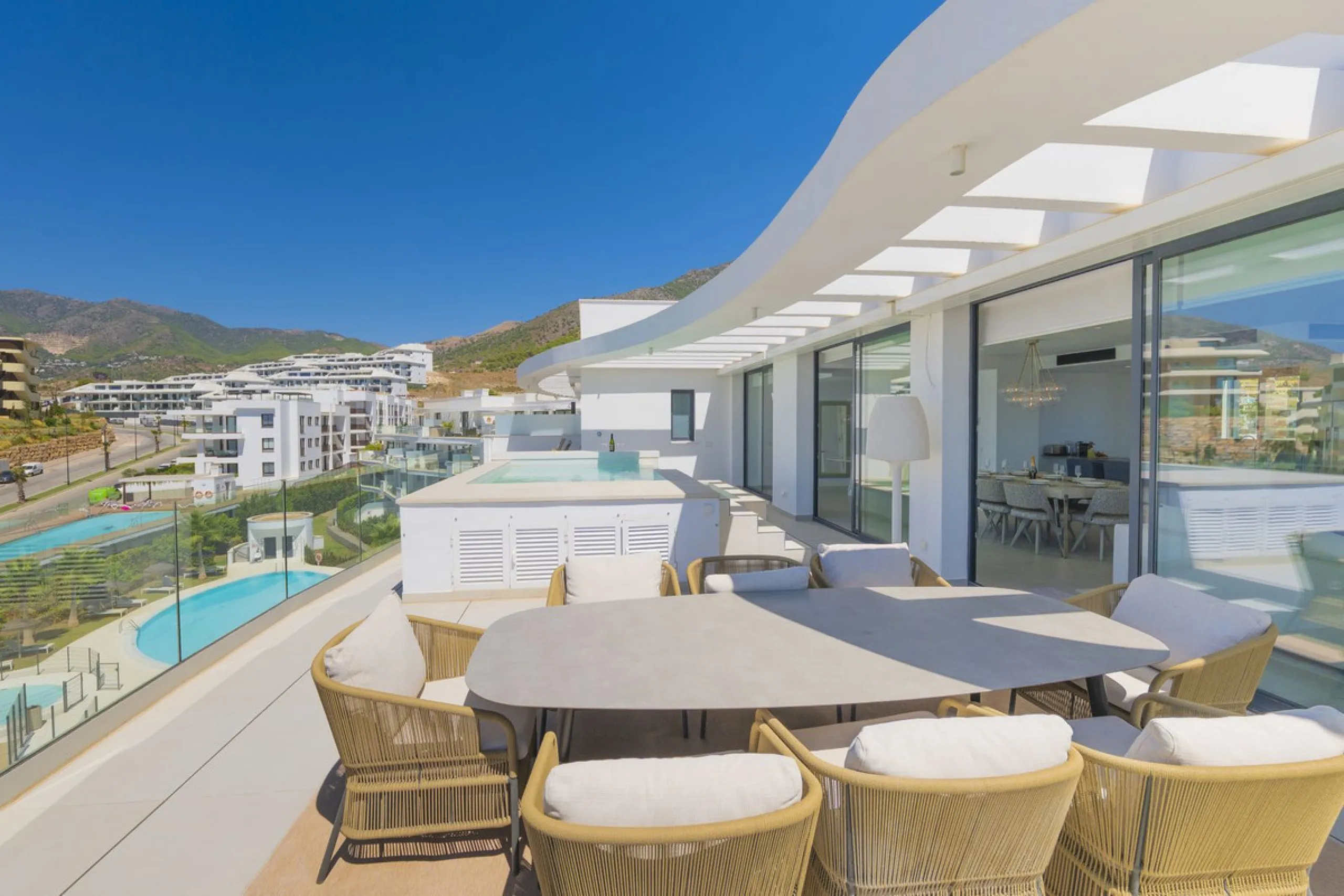 We present this incredible penthouse/sky villa located in the luxurious Higuerón West 217 complex of Higuerón Resort, overlooking the entire Fuengirola coast.