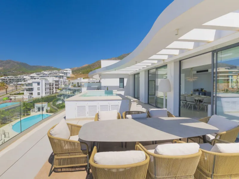 We present this incredible penthouse/sky villa located in the luxurious Higuerón West 217 complex of Higuerón Resort, overlooking the entire Fuengirola coast.