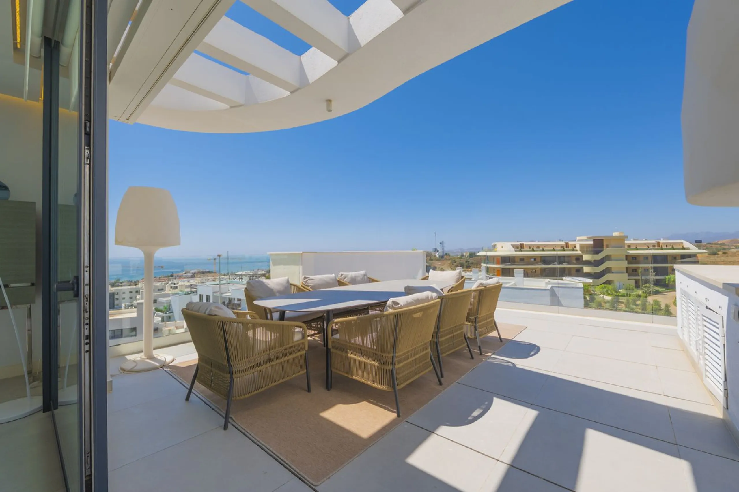 We present this incredible penthouse/sky villa located in the luxurious Higuerón West 217 complex of Higuerón Resort, overlooking the entire Fuengirola coast.