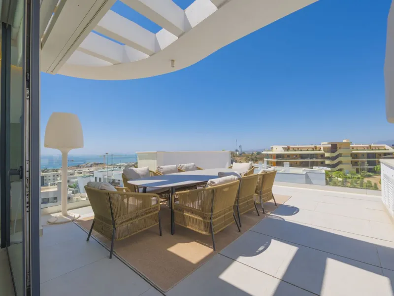 We present this incredible penthouse/sky villa located in the luxurious Higuerón West 217 complex of Higuerón Resort, overlooking the entire Fuengirola coast.
