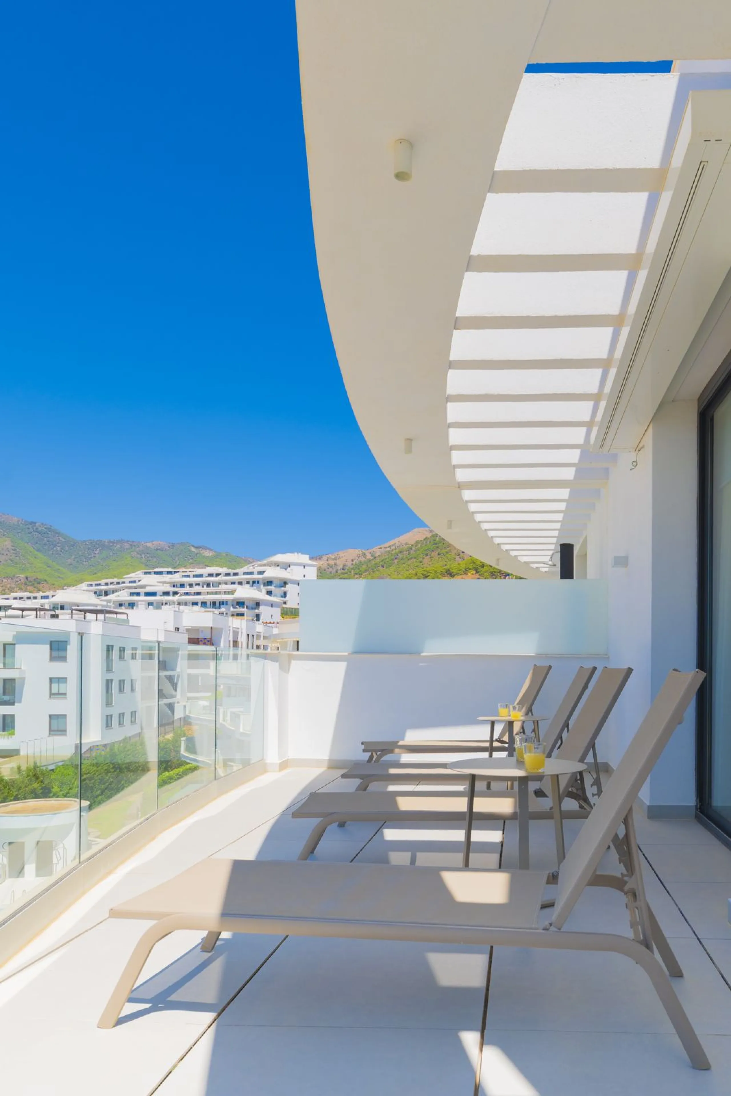 We present this incredible penthouse/sky villa located in the luxurious Higuerón West 217 complex of Higuerón Resort, overlooking the entire Fuengirola coast.