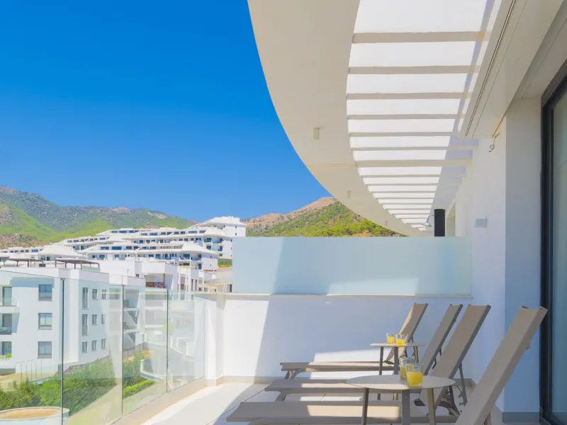 We present this incredible penthouse/sky villa located in the luxurious Higuerón West 217 complex of Higuerón Resort, overlooking the entire Fuengirola coast.