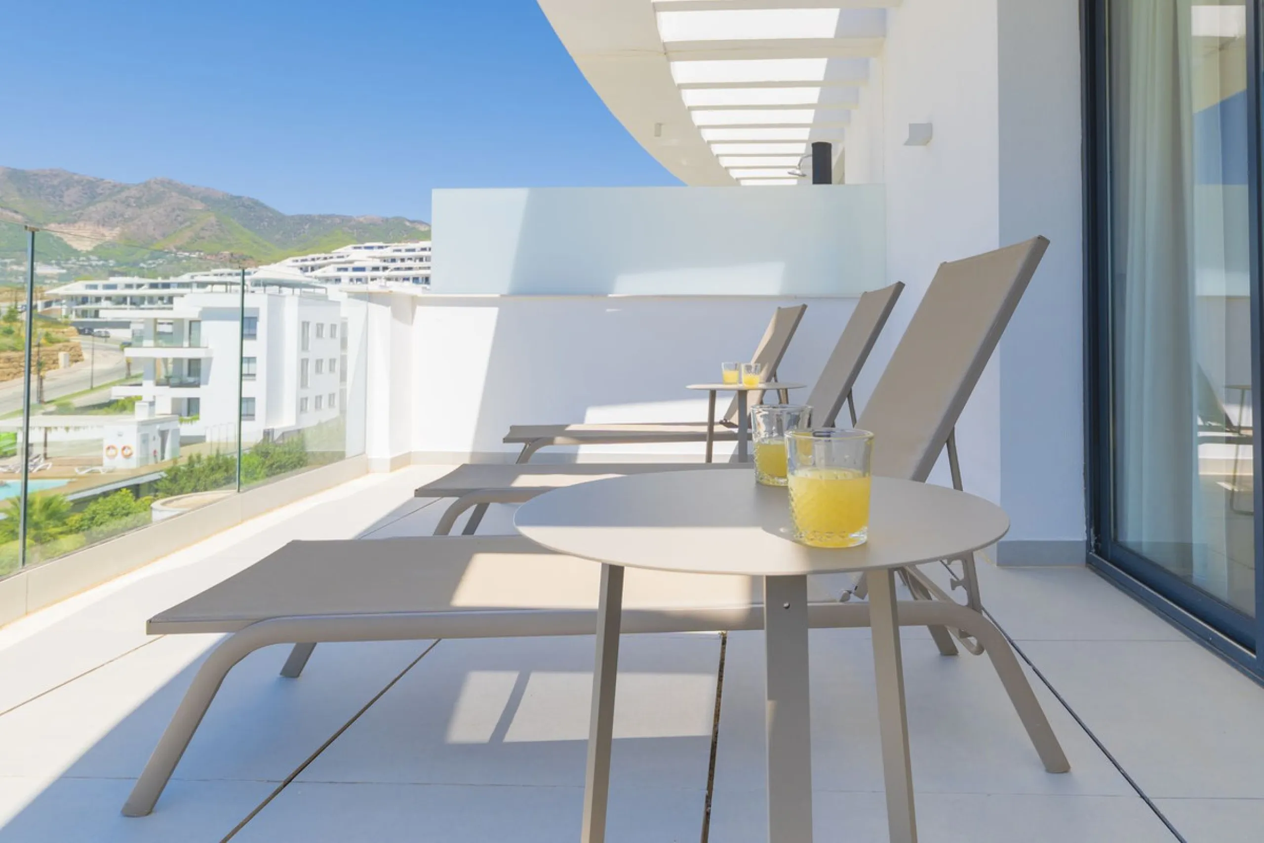 We present this incredible penthouse/sky villa located in the luxurious Higuerón West 217 complex of Higuerón Resort, overlooking the entire Fuengirola coast.