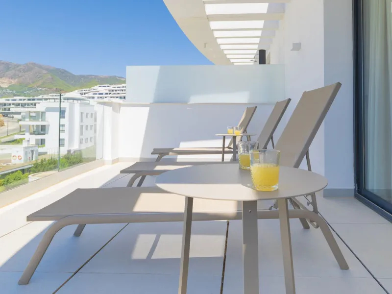 We present this incredible penthouse/sky villa located in the luxurious Higuerón West 217 complex of Higuerón Resort, overlooking the entire Fuengirola coast.