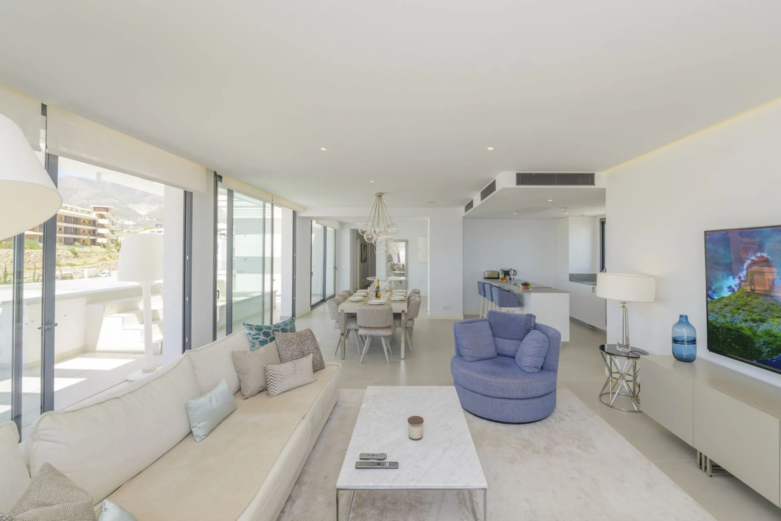 We present this incredible penthouse/sky villa located in the luxurious Higuerón West 217 complex of Higuerón Resort, overlooking the entire Fuengirola coast.