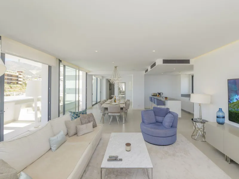 We present this incredible penthouse/sky villa located in the luxurious Higuerón West 217 complex of Higuerón Resort, overlooking the entire Fuengirola coast.